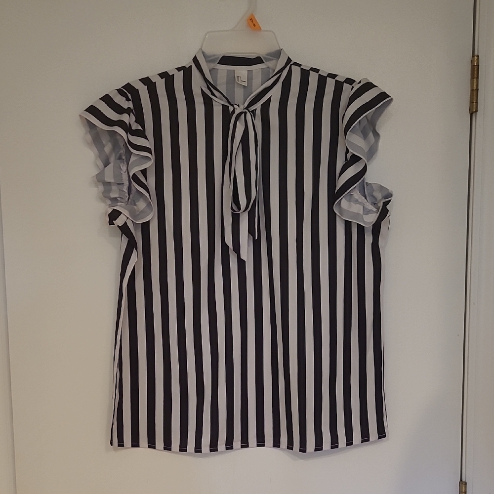 ✨3/$15 ✨Black and White Striped Blouse Ruffle Sleeves Large Spooky Halloween